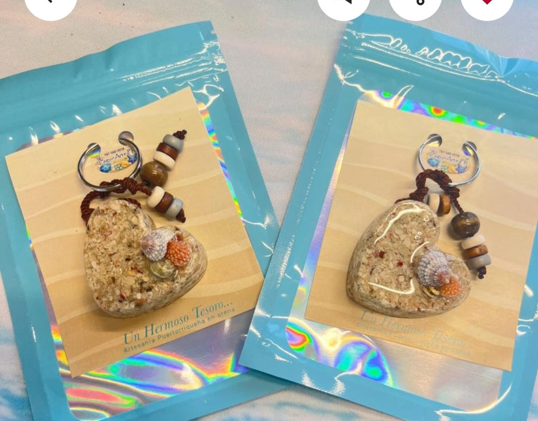 Handmade Puerto Rican keychain with heart-shaped shell and bead accents packaged in blue holographic bag by Lagunarte