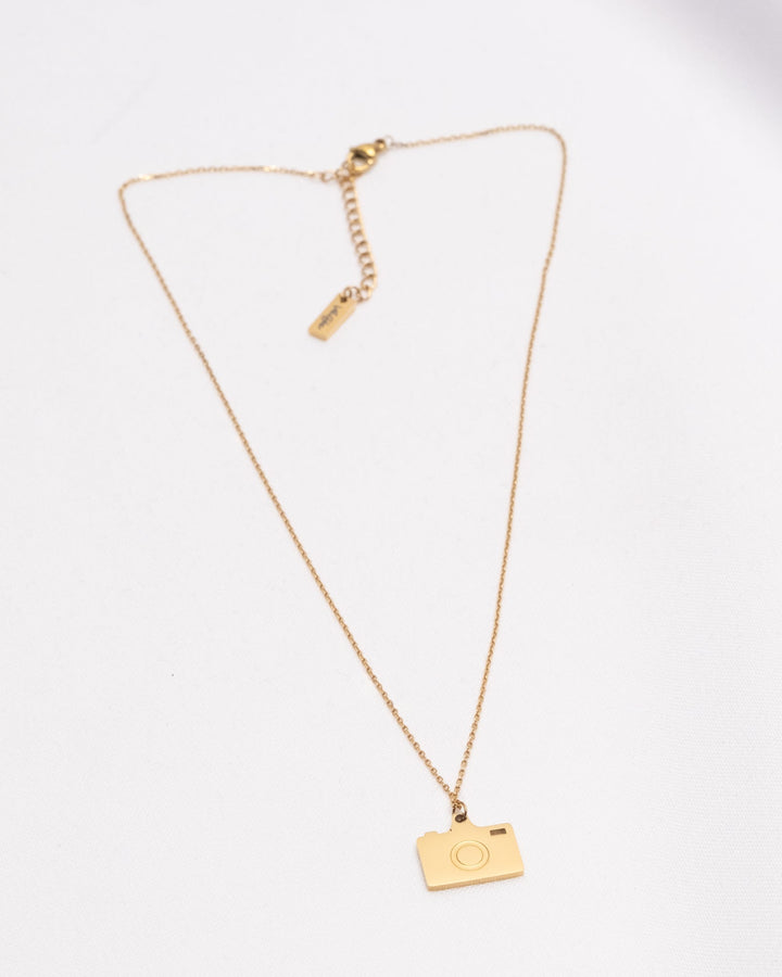 18K Gold Plated Más Fotos Camera Pendant Necklace