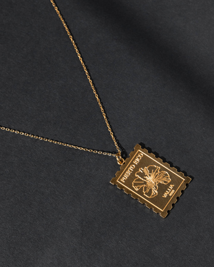 Valija 18K gold plated sello necklace featuring a floral stamp design