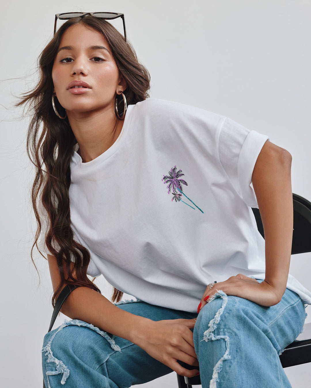 Valija Arte Sello Top handmade in white featuring a vibrant palm tree graphic