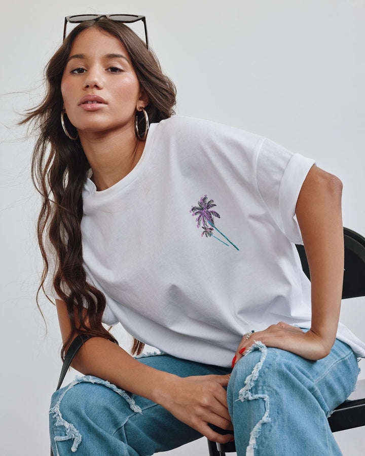 Valija Arte Sello Top handmade in white featuring a vibrant palm tree graphic