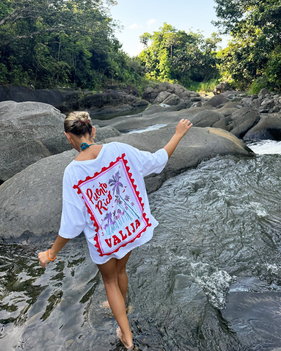 Valija Arte Sello Top handmade in white with colorful graphic design, perfect for casual outdoor wear