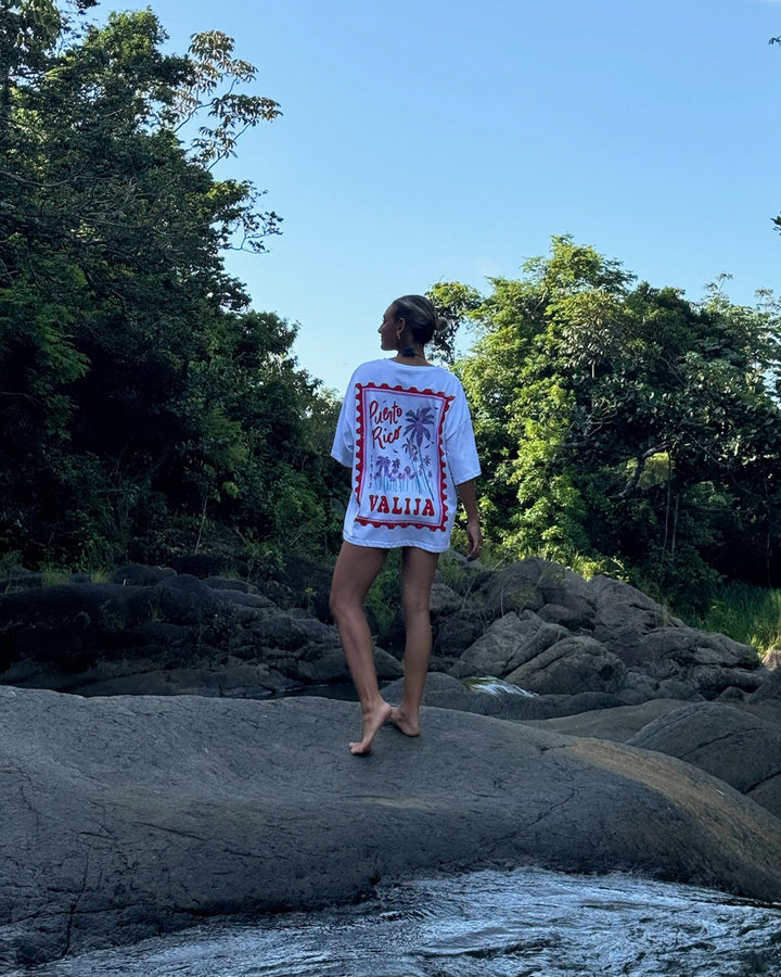 Valija Arte Sello Top handmade in white, styled on a model outdoors by the water, promoting a casual look