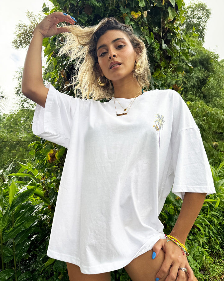 Valija Arte Sello Top handmade in white with palm tree design for a stylish, relaxed fit