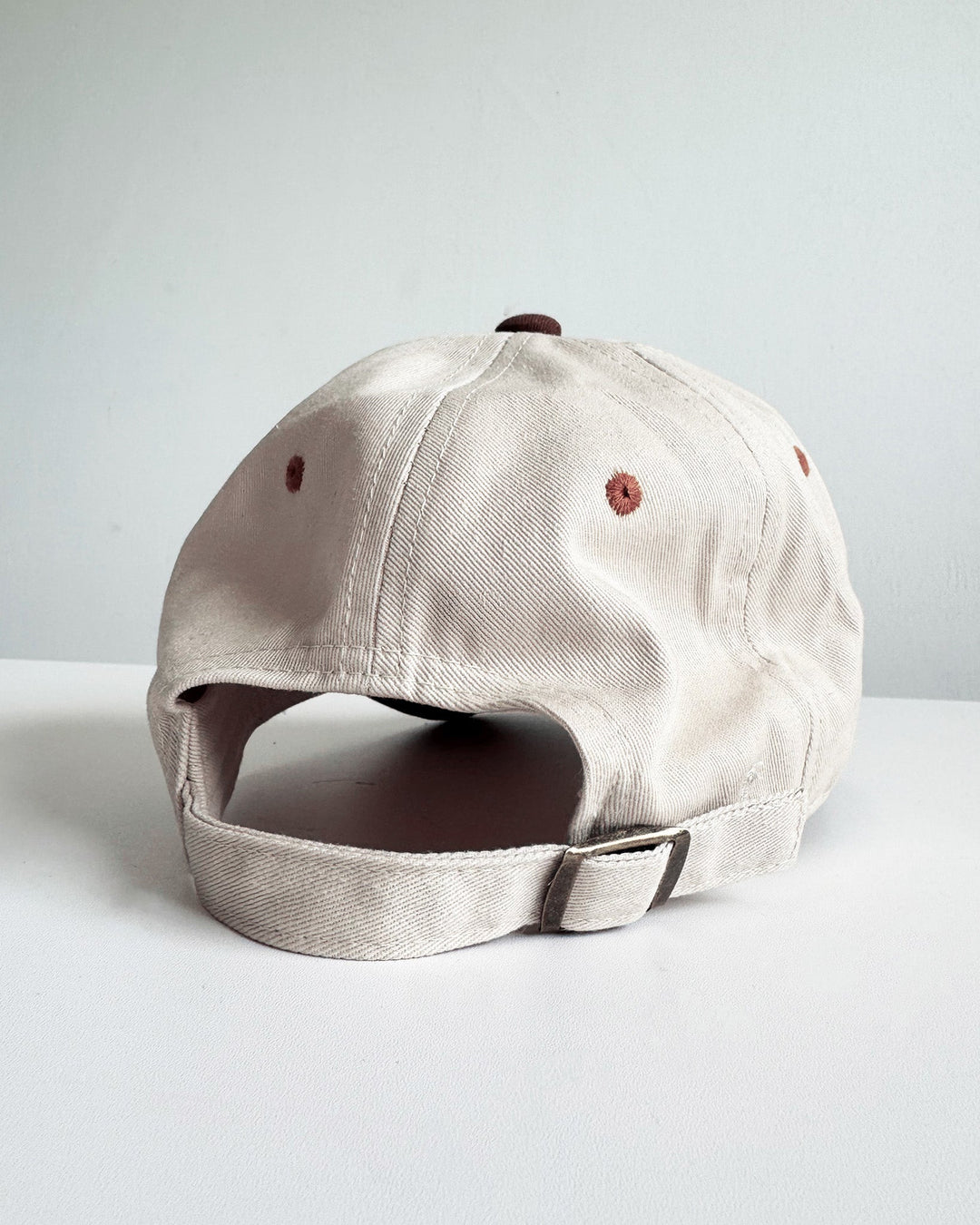 Back view of Valija Del Mar Y El Sol souvenir cap with adjustable strap and light beige color