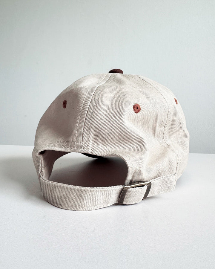 Back view of Valija Del Mar Y El Sol souvenir cap with adjustable strap and light beige color