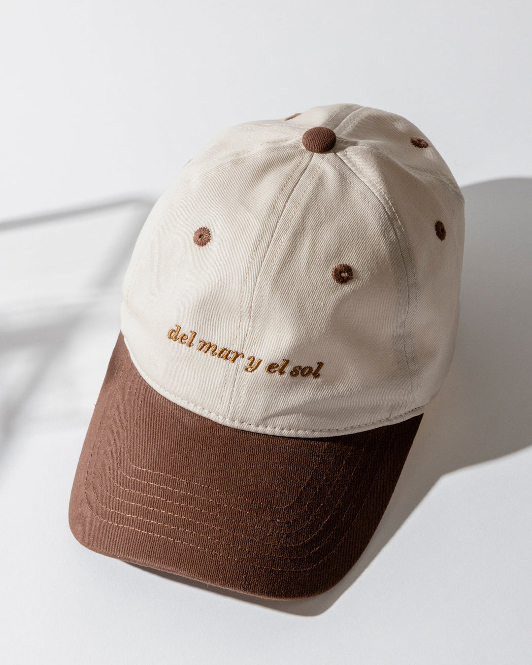 Del Mar Y El Sol souvenir cap in cream and brown with embroidered logo for beach lovers