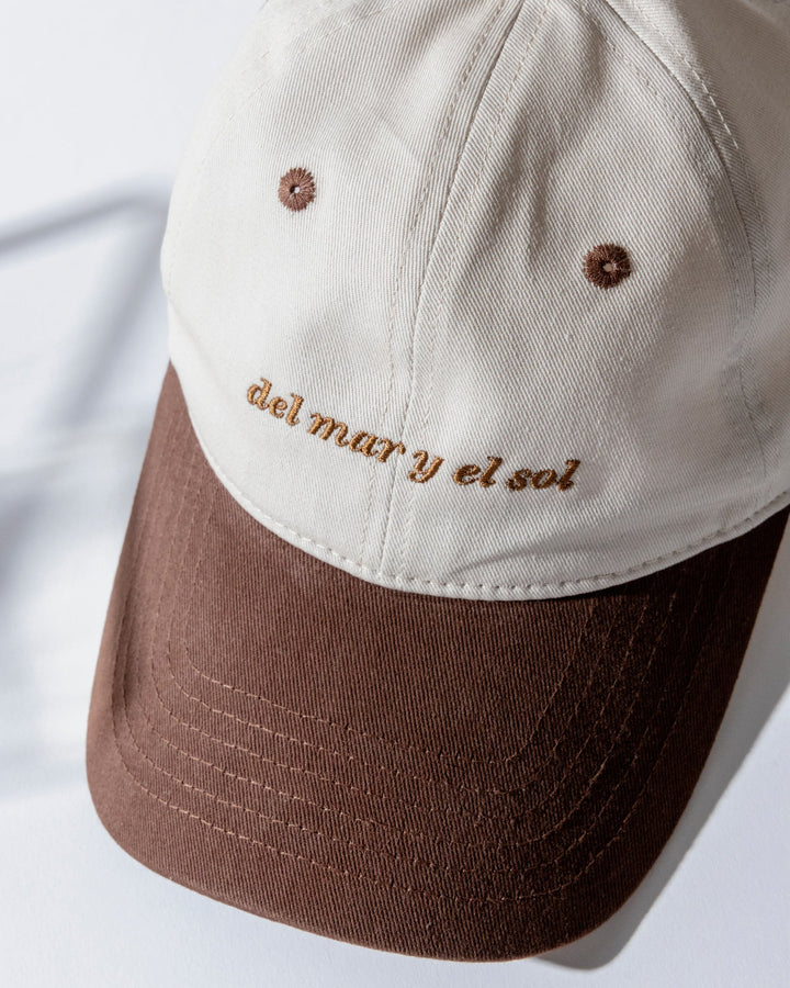 Valija Del Mar Y El Sol souvenir cap with embroidered text on a beige and brown design