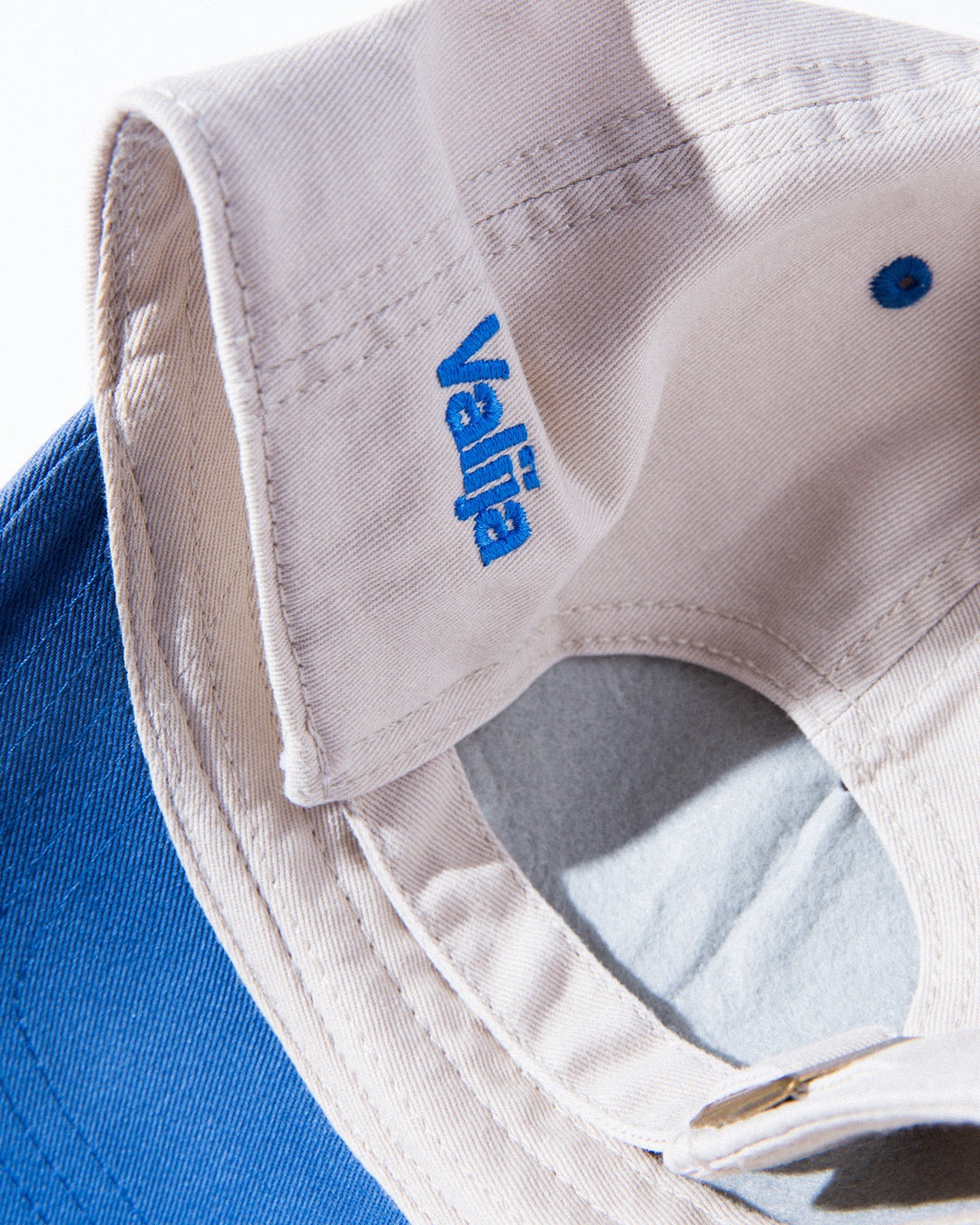 Valija Del Mar Y El Sol souvenir cap featuring a blue design and adjustable strap