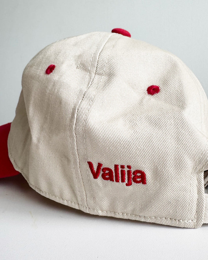 Valija Del Mar Y El Sol souvenir cap featuring a classic design with red accents