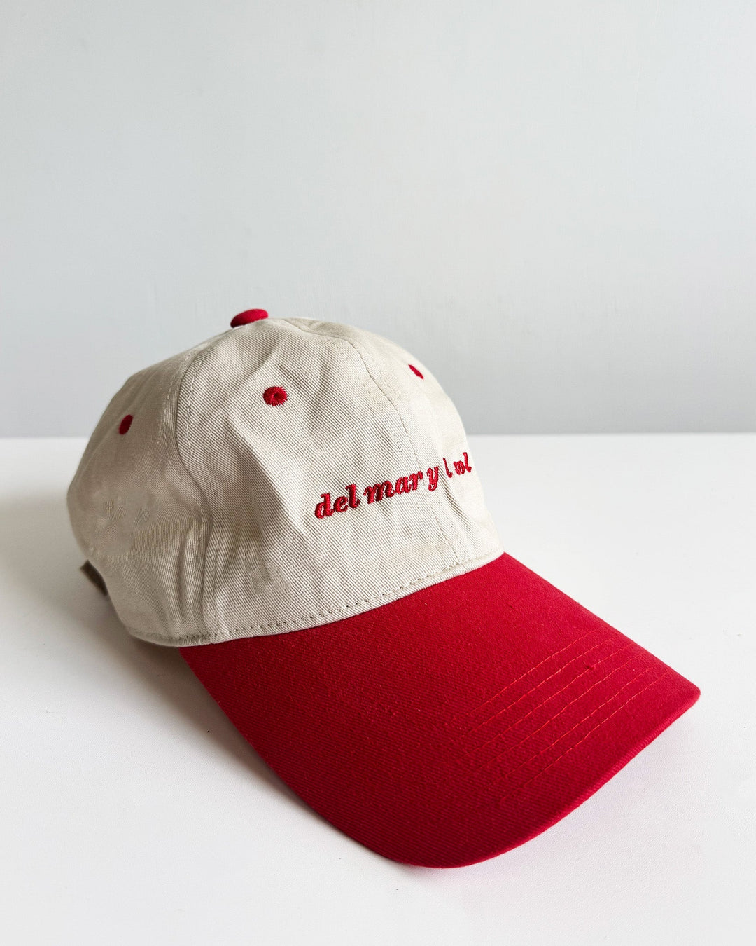 Valija Del Mar Y El Sol souvenir cap in beige and red, perfect for sunny days