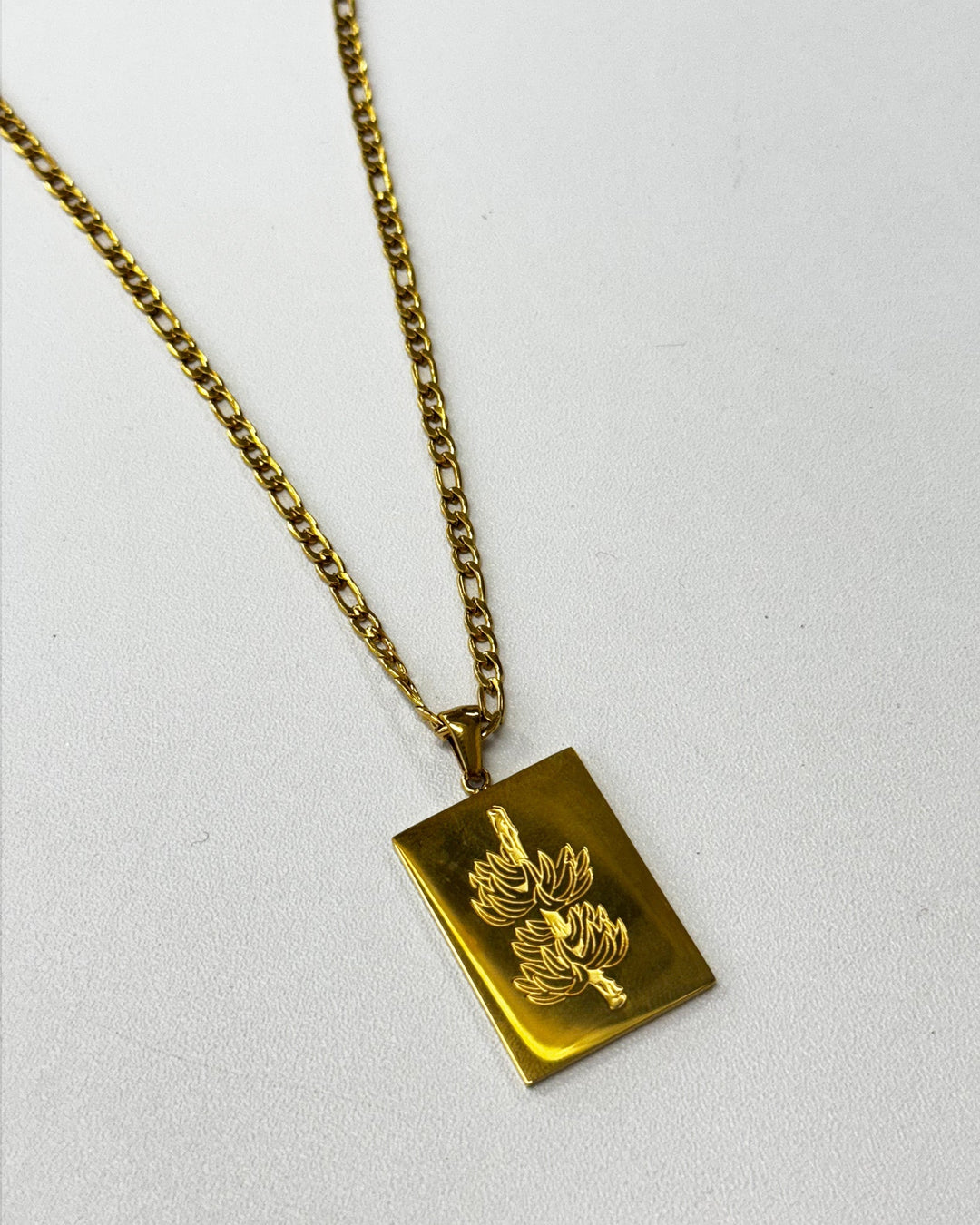 Valija 18K plated racimo necklace with an elegant leaf pendant on a gold chain