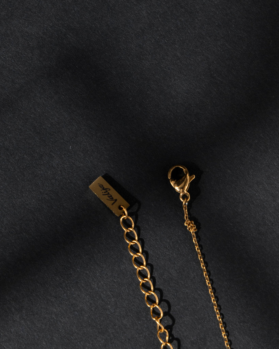 Valija 18K plated racimo necklace chain with a secure lobster clasp for elegant wear