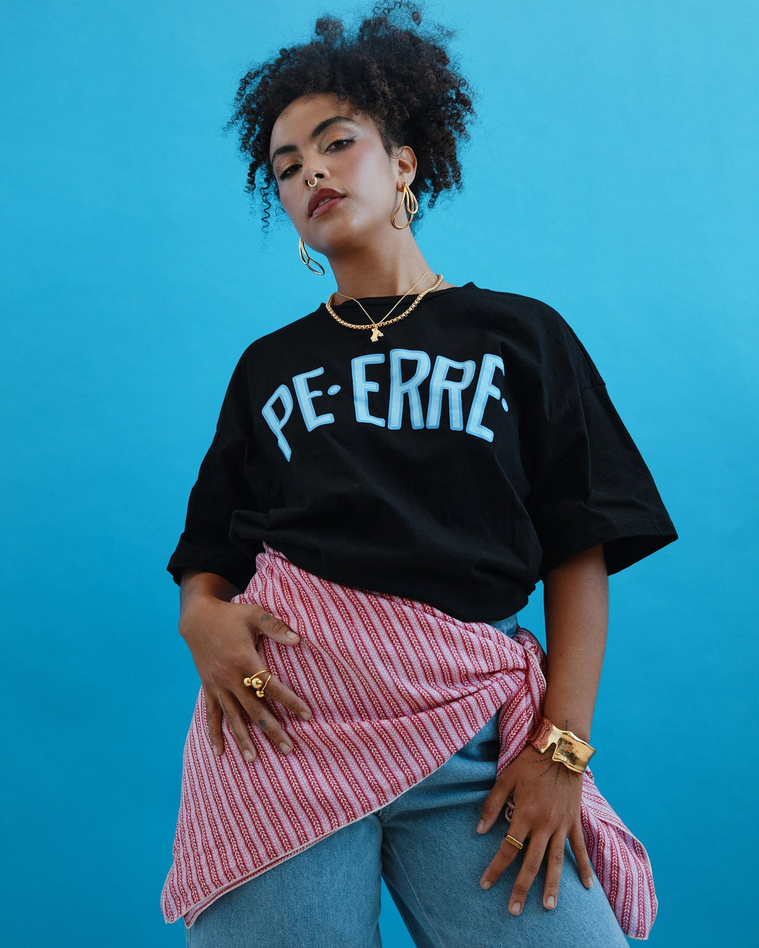Valija PE ERRE t-shirt in black with stylish lettering, paired with a pink striped wrap