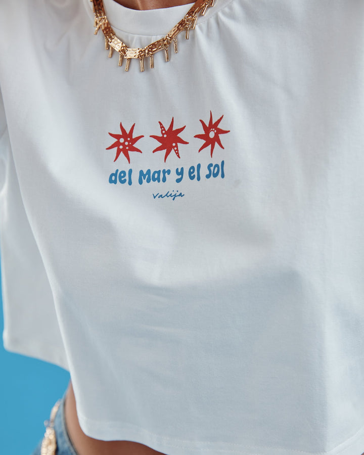 Valija Puerto Rican crop top featuring colorful star designs with text del Mar y el Sol