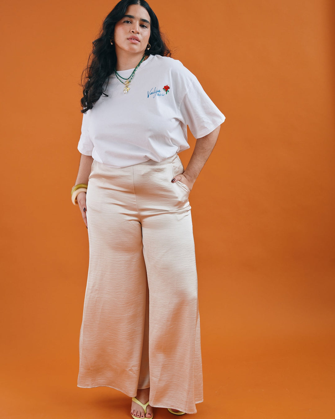 Valija abuelita graphic top in white paired with wide-leg beige pants for a stylish look