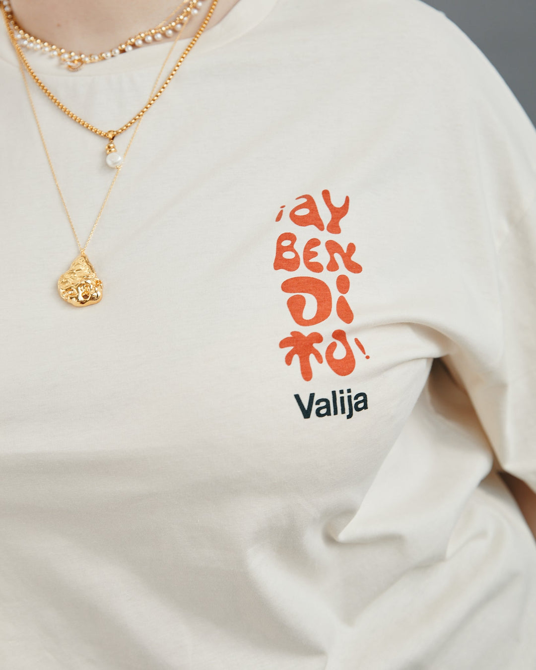 Cream Valija Ay Bendito graphic T-shirt featuring bold red lettering for a stylish look