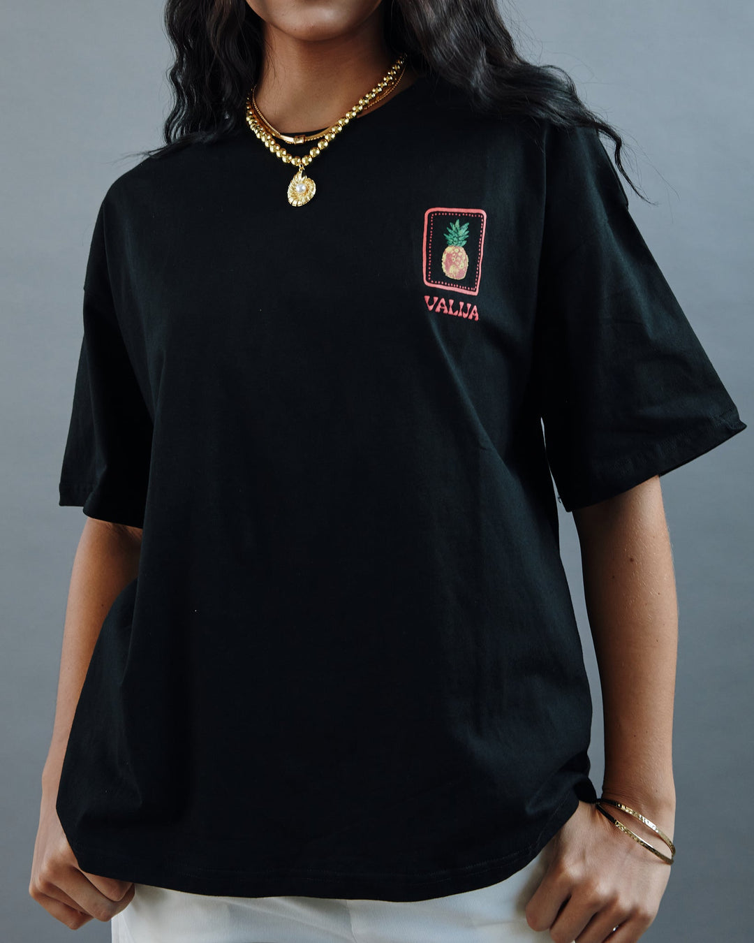 Valija Parranda graphic t-shirt in black featuring a colorful pineapple design