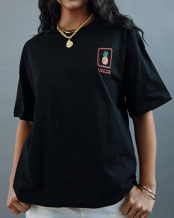 Valija Parranda graphic t-shirt in black featuring a colorful pineapple design