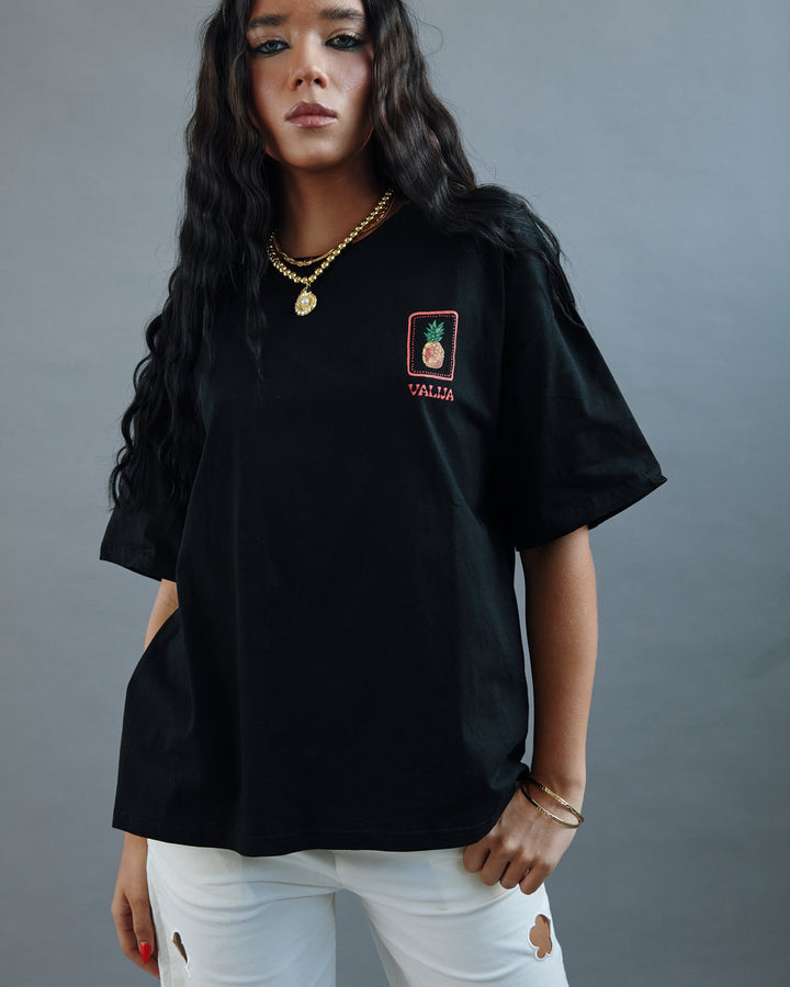 Valija Parranda graphic t-shirt in black featuring a vibrant pineapple design for casual style